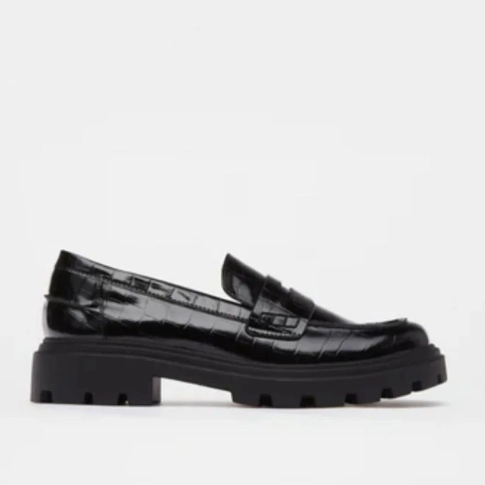 JustFab Colette Crocodile Chunky Loafers Women's Size 8.5 NWT Feminine Preppy